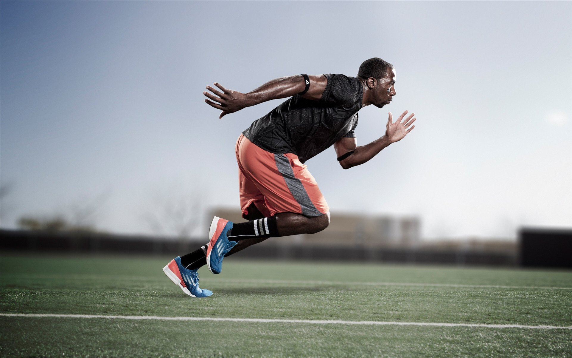 _赛场VR体验：观众通过虚拟现实近距离感受比赛_，vr虚拟现实比赛题目